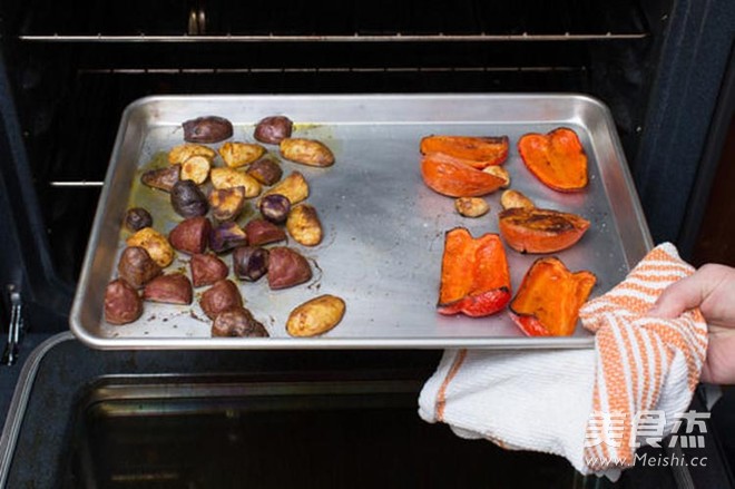 煎<a href=/shicai/rouqin/NiuRou/index.html target=_blank><u>牛肉</u></a>配西班牙甜椒<a href=/shicai/diaoweipin/FanQieJiang/index.html target=_blank><u>番茄酱</u></a>汁佐烤<a href=/shicai/shucai/TuDou/index.html target=_blank><u>土豆</u></a>的做法