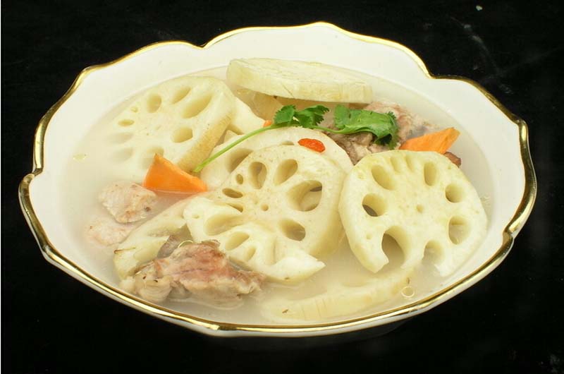 莲<a href=/shicai/shucai/Ou/index.html target=_blank><u>藕</u></a><a href=/shicai/rouqin/PaiGu/index.html target=_blank><u>排骨</u></a>汤的做法2