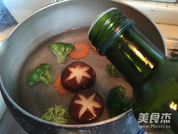 鲍汁<a href=/shicai/shuichanpin/HaiSen/index.html target=_blank><u>海参</u></a>捞饭的做法