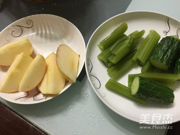 <a href=/shicai/shucai/XiQin/index.html target=_blank><u>西芹</u></a><a href=/shicai/shucai/HuangGua/index.html target=_blank><u>黄瓜</u></a><a href=/shicai/guopin/PingGuo/index.html target=_blank><u>苹果</u></a>汁的做法