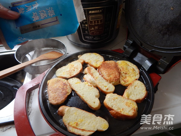 <a href=/shicai/rouqin/JiDan/index.html target=_blank><u>鸡蛋</u></a> <a href=/shicai/mimian/MianBao/index.html target=_blank><u>面包</u></a>片的做法