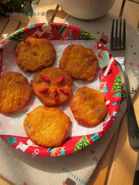 <a href=/shicai/shucai/GuiHua/index.html target=_blank><u>桂花</u></a>蜜<a href=/shicai/shucai/NanGua/index.html target=_blank><u>南瓜</u></a>饼的做法