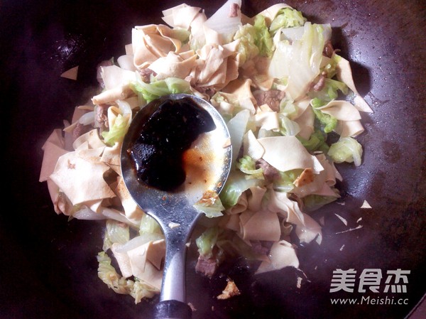 <a href=/shicai/shucai/BaiCai/index.html target=_blank><u>白菜</u></a>炒干<a href=/shicai/mimian/DouFu/index.html target=_blank><u>豆腐</u></a>的做法