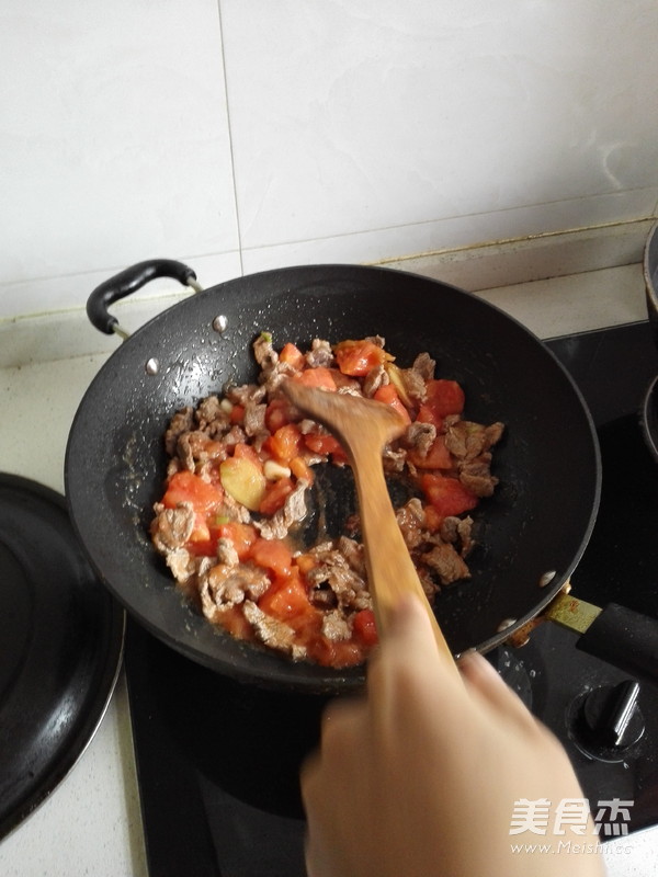 番茄炒<a href=/shicai/rouqin/NiuNan/index.html target=_blank><u>牛腩</u></a>的做法