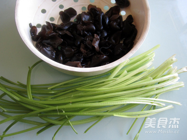 #素食也美味#香芹炒<a href=/shicai/shucai/MuEr/index.html target=_blank><u>木耳</u></a>的做法