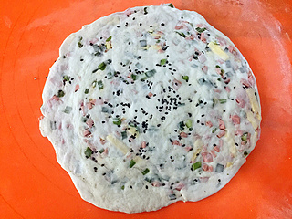 <a href=/shicai/mimian/ZhiShi/index.html target=_blank><u>芝士</u></a><a href=/shicai/rouqin/HuoTui/index.html target=_blank><u>火腿</u></a>葱香饼