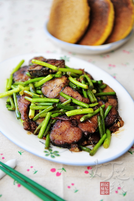 家常<a href=/shicai/shucai/SuanTai/index.html target=_blank><u>蒜薹</u></a>烧<a href=/shicai/shuichanpin/BoYu/index.html target=_blank><u>鲅鱼</u></a>的做法