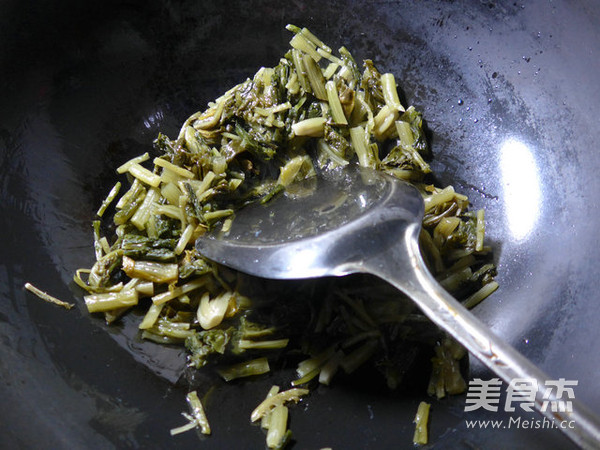 雪菜煮蚕<a href=/shicai/shucai/DouYa/index.html target=_blank><u>豆芽</u></a>的做法