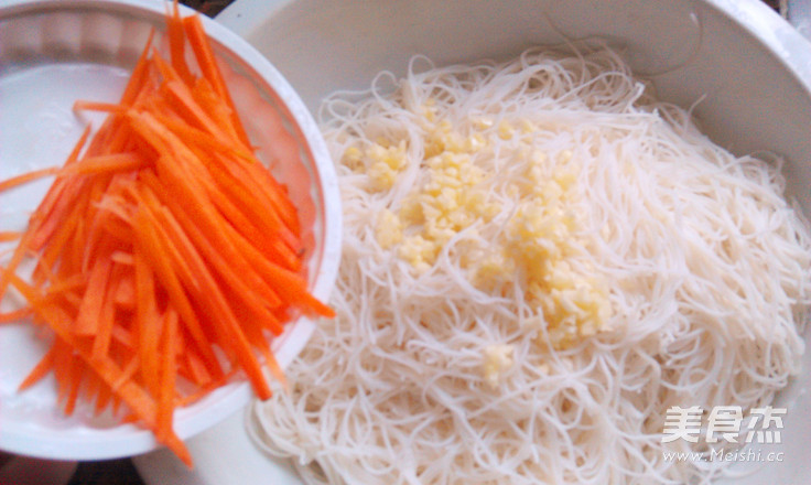 <a href=/shicai/shucai/XiangGu/index.html target=_blank><u>香菇</u></a>瘦肉蒸<a href=/shicai/mimian/MiFen/index.html target=_blank><u>米粉</u></a>的做法