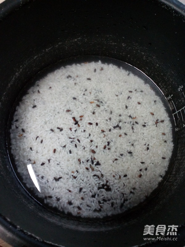 <a href=/shicai/mimian/HeiMi/index.html target=_blank><u>黑米</u></a>寿司的做法