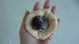 豆沙卷<a href=/shicai/mimian/MianBao/index.html target=_blank><u>面包</u></a>