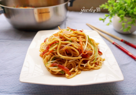 腊肠炒面的做法