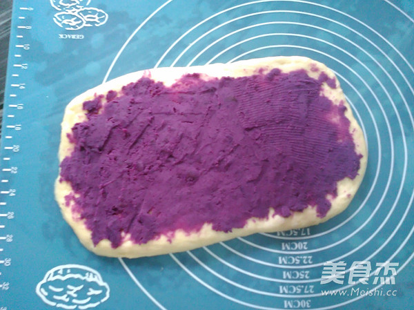 <a href=/shicai/mimian/MianBao/index.html target=_blank><u>面包</u></a>机炼奶<a href=/shicai/shucai/ZiShu/index.html target=_blank><u>紫薯</u></a><a href=/shicai/mimian/TuSi/index.html target=_blank><u>吐司</u></a>的做法