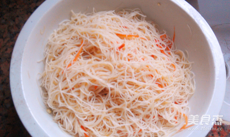 <a href=/shicai/shucai/XiangGu/index.html target=_blank><u>香菇</u></a>瘦肉蒸<a href=/shicai/mimian/MiFen/index.html target=_blank><u>米粉</u></a>的做法