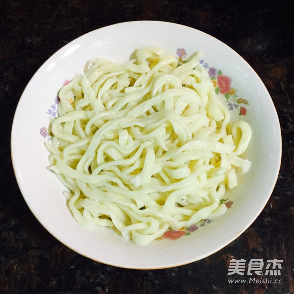 酱<a href=/shicai/diaoweipin/Cu/index.html target=_blank><u>醋</u></a>蛋拌面的做法
