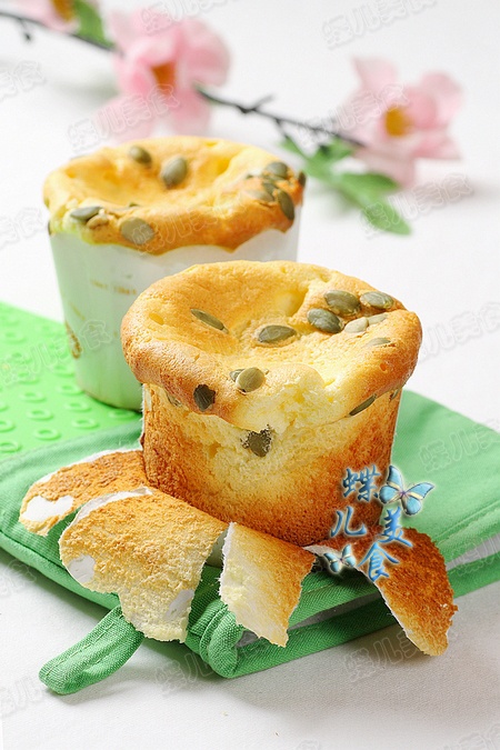 <a href=/shicai/shucai/NanGua/index.html target=_blank><u>南瓜</u></a>籽<a href=/shicai/mimian/NaiLao/index.html target=_blank><u>奶酪</u></a>戚风杯子蛋糕