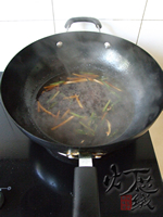 家常<a href=/shicai/shucai/SuanTai/index.html target=_blank><u>蒜薹</u></a>烧<a href=/shicai/shuichanpin/BoYu/index.html target=_blank><u>鲅鱼</u></a>步骤7