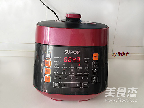 #苏泊尔#五指毛<a href=/shicai/guopin/Tao/index.html target=_blank><u>桃</u></a>煲猪骨汤的做法