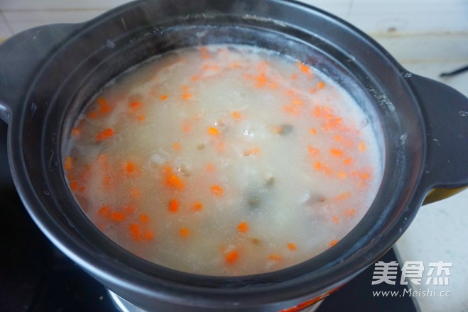 <a href=/shicai/shucai/HuLuoBo/index.html target=_blank><u>胡<a href=/shicai/shucai/LuoBo/index.html target=_blank><u>萝卜</u></a></u></a><a href=/shicai/rouqin/PiDan/index.html target=_blank><u>皮蛋</u></a>瘦肉粥的做法