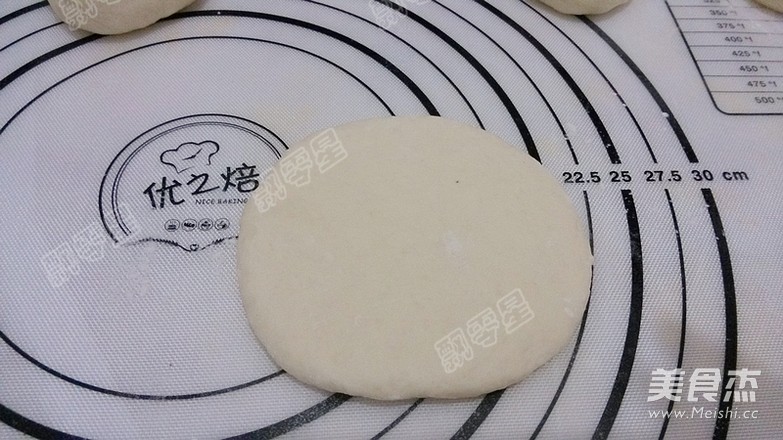 <a href=/shicai/guopin/ZhiMa/index.html target=_blank><u>芝麻</u></a>红糖三角包的做法