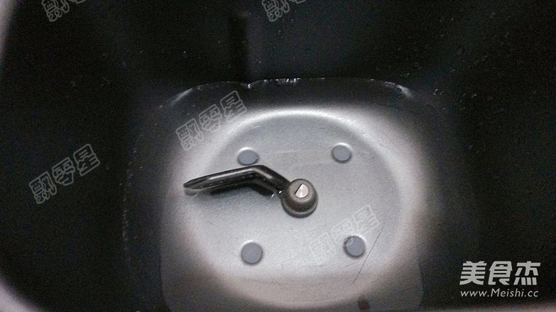 <a href=/shicai/guopin/ZhiMa/index.html target=_blank><u>芝麻</u></a>红糖三角包的做法