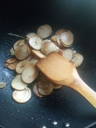 <a href=/shicai/mimian/DouFu/index.html target=_blank><u>豆腐</u></a>卷炒<a href=/shicai/shucai/JiuCai/index.html target=_blank><u>韭菜</u></a>