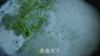 <a href=/shicai/diaoweipin/CongYou/index.html target=_blank><u>葱油</u></a>拌蔬菜面