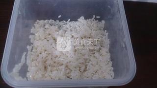 <a href=/shicai/mimian/NuoMi/index.html target=_blank><u>糯米</u></a><a href=/shicai/shuichanpin/YouYu/index.html target=_blank><u>鱿鱼</u></a>筒