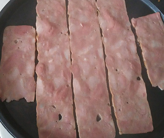 花边<a href=/shicai/rouqin/PeiGen/index.html target=_blank><u>培根</u></a>披萨