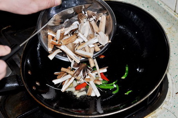 双椒炒菌王步骤8