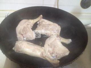 红烧<a href=/shicai/rouqin/YaTui/index.html target=_blank><u>鸭腿</u></a>拌饭