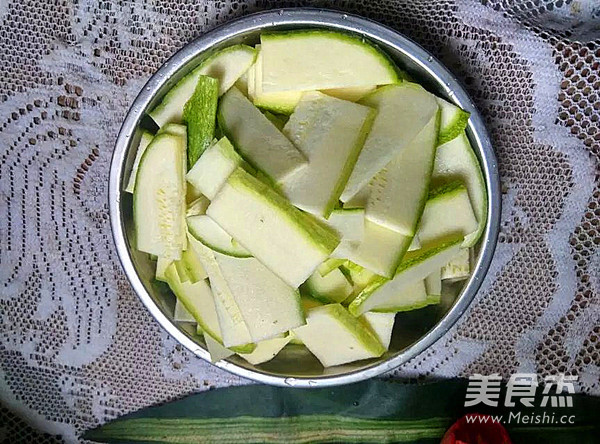 <a href=/shicai/rouqin/JiZhen/index.html target=_blank><u>鸡胗</u></a>炒<a href=/shicai/shucai/XiHuLu/index.html target=_blank><u>西葫芦</u></a>的做法