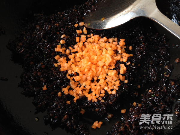 <a href=/shicai/mimian/HeiMi/index.html target=_blank><u>黑米</u></a>烧麦的做法