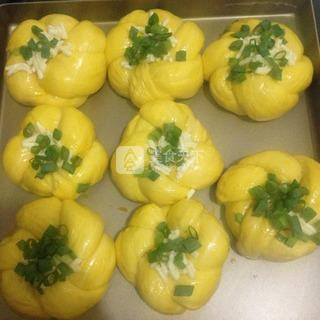 <a href=/shicai/shucai/NanGua/index.html target=_blank><u>南瓜</u></a><a href=/shicai/mimian/ZhiShi/index.html target=_blank><u>芝士</u></a>香葱包