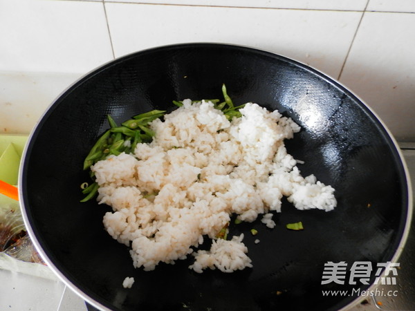 <a href=/shicai/mimian/YunDou/index.html target=_blank><u>芸豆</u></a>蛋炒饭的做法