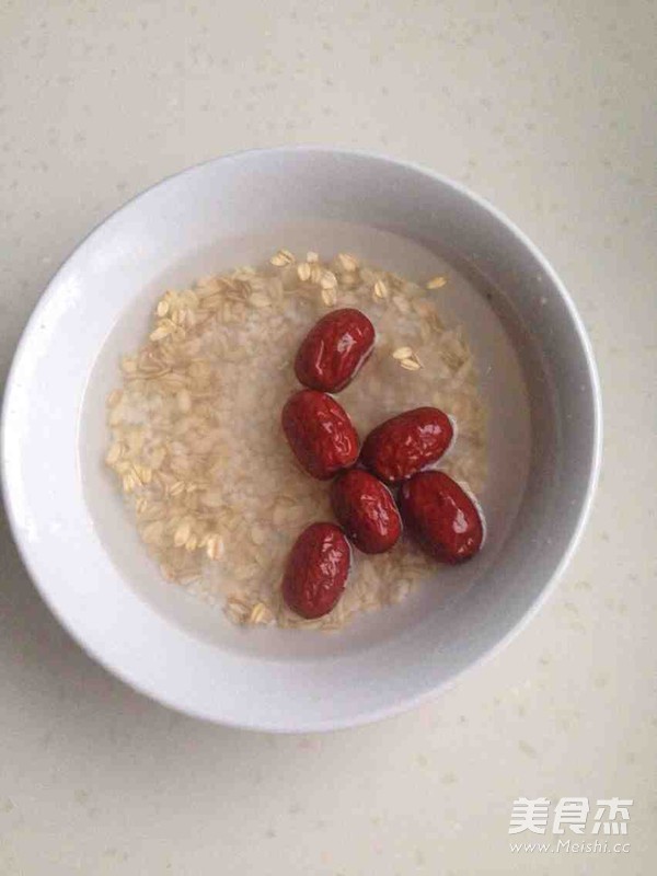 红<a href=/shicai/guopin/Zao/index.html target=_blank><u>枣</u></a><a href=/shicai/mimian/YanMai/index.html target=_blank><u>燕麦</u></a>粥的做法