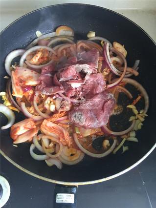 韩式<a href=/shicai/rouqin/NiuRou/index.html target=_blank><u>牛肉</u></a>炒<a href=/shicai/mimian/NianGao/index.html target=_blank><u>年糕</u></a>