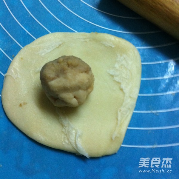 <a href=/shicai/shucai/BanLi/index.html target=_blank><u>板栗</u></a>饼的做法