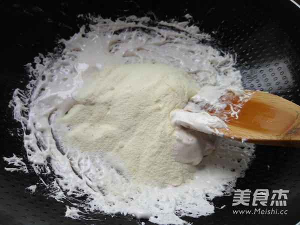 <a href=/shicai/guopin/ManYueMei/index.html target=_blank><u>蔓越莓</u></a><a href=/shicai/guopin/HuaSheng/index.html target=_blank><u>花生</u></a>牛轧糖的做法