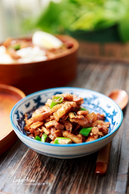 <a href=/shicai/rouqin/WuHuaRou/index.html target=_blank><u>五花肉</u></a>炒<a href=/shicai/shucai/LuoBo/index.html target=_blank><u>萝卜</u></a>干