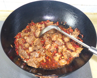 香辣<a href=/shicai/rouqin/NiuNan/index.html target=_blank><u>牛腩</u></a>烧<a href=/shicai/shucai/TuDou/index.html target=_blank><u>土豆</u></a>