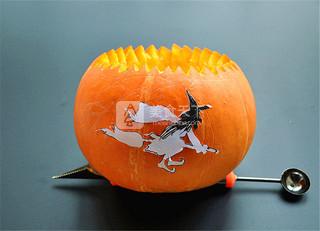 万圣节<a href=/shicai/shucai/NanGua/index.html target=_blank><u>南瓜</u></a>灯雕刻