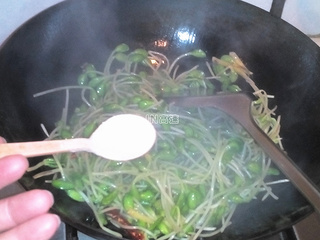 干煸<a href=/shicai/mimian/QingDou/index.html target=_blank><u>青豆</u></a>芽