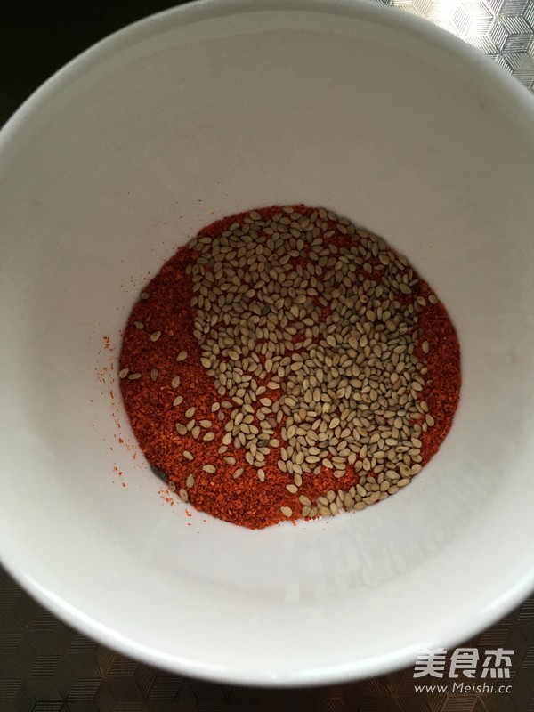 凉拌<a href=/shicai/shucai/MuEr/index.html target=_blank><u>木耳</u></a><a href=/shicai/mimian/FenPi/index.html target=_blank><u>粉皮</u></a>的做法