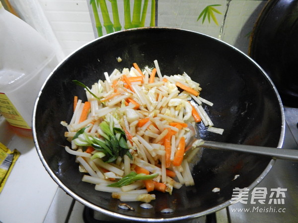 <a href=/shicai/rouqin/JiDan/index.html target=_blank><u>鸡蛋</u></a>炒<a href=/shicai/mimian/NianGao/index.html target=_blank><u>年糕</u></a>条的做法