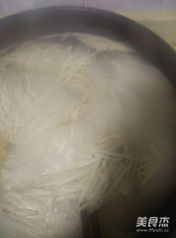 <a href=/shicai/rouqin/NiuRou/index.html target=_blank><u>牛肉</u></a>面的做法