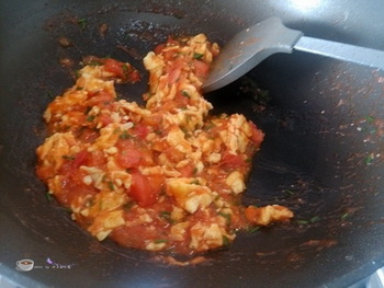 <a href=/shicai/rouqin/JiDan/index.html target=_blank><u>鸡蛋</u></a>炒<a href=/shicai/shucai/XiHongShi/index.html target=_blank><u>西红柿</u></a>太阳花步骤11