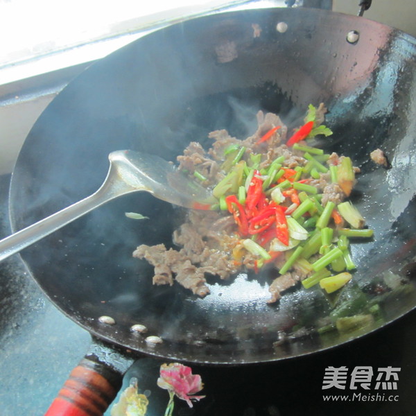 <a href=/shicai/rouqin/NiuRou/index.html target=_blank><u>牛肉</u></a>炒<a href=/shicai/mimian/YouTiao/index.html target=_blank><u>油条</u></a>的做法
