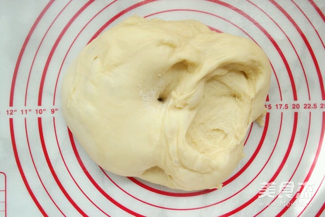 <a href=/shicai/guopin/HuaSheng/index.html target=_blank><u>花生</u></a>酱卷卷包的做法