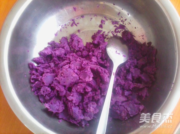 奶香<a href=/shicai/shucai/ZiShu/index.html target=_blank><u>紫薯</u></a>馅饼的做法